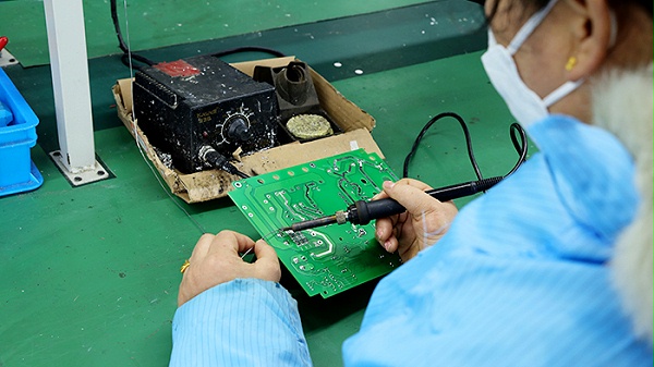 艾德杰电源-生产焊接装配现场